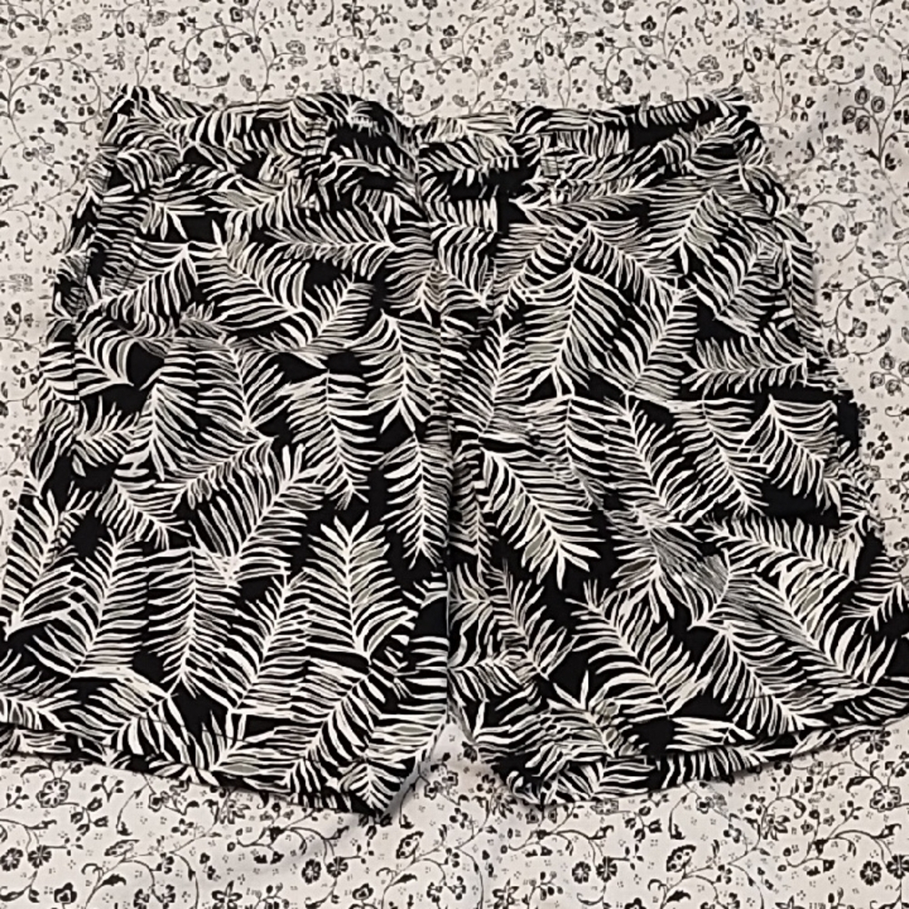 GAP Women's Monochrome Leaf Print Shorts